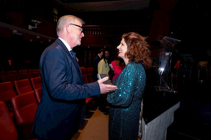 Botschafter Dr. Stefan Traumann und Nina Ernst © Manuel Kiala